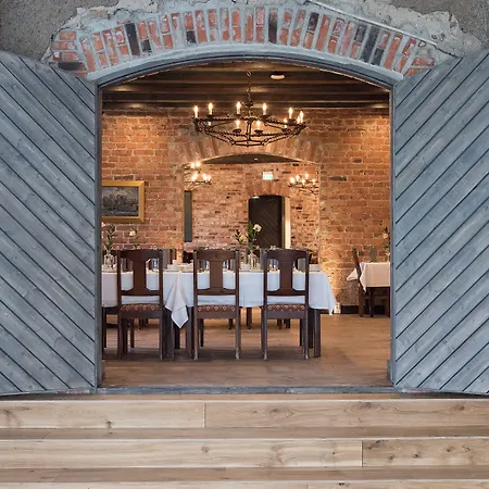 Mustion Linna / Manor Сварто