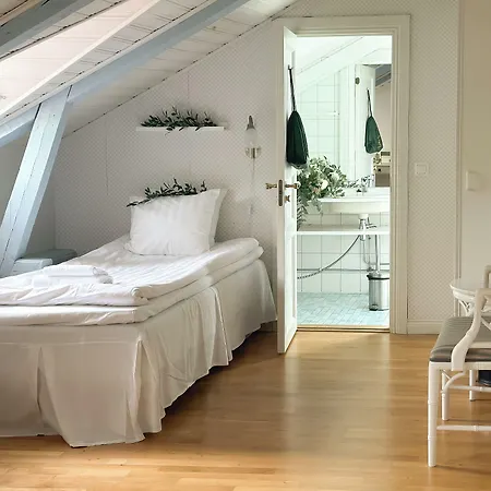 Отель Mustion Linna / Manor