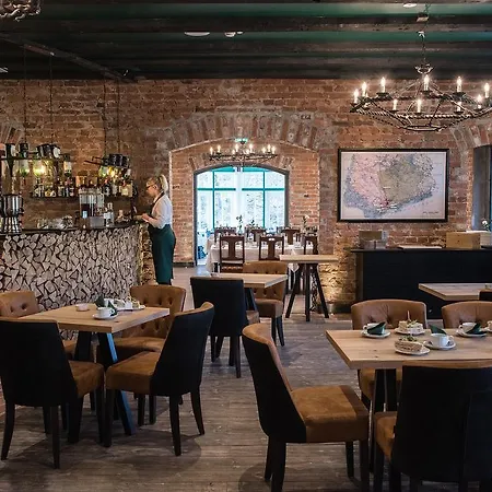 Mustion Linna / Manor Сварто