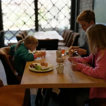 Mustion Linna / Manor Сварто