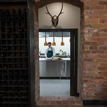 Отель Mustion Linna / Manor